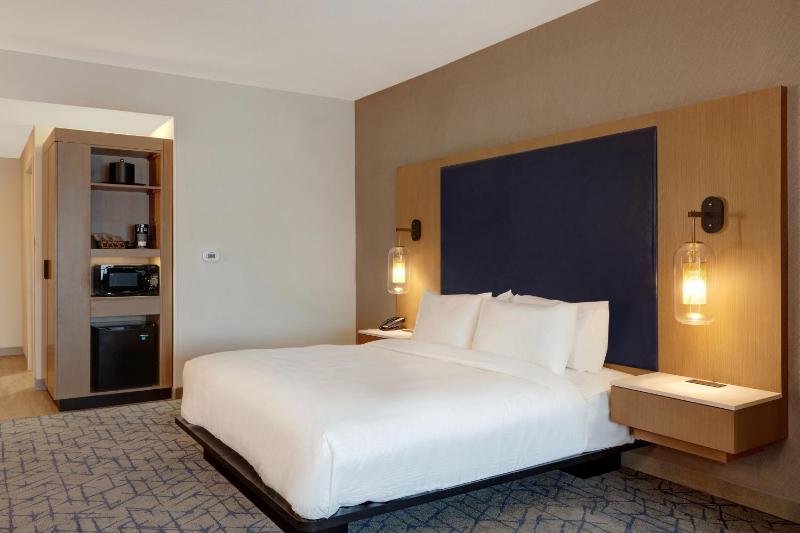 Fairfield Inn & Suites by Marriott Minneapolis Downtown - image 9