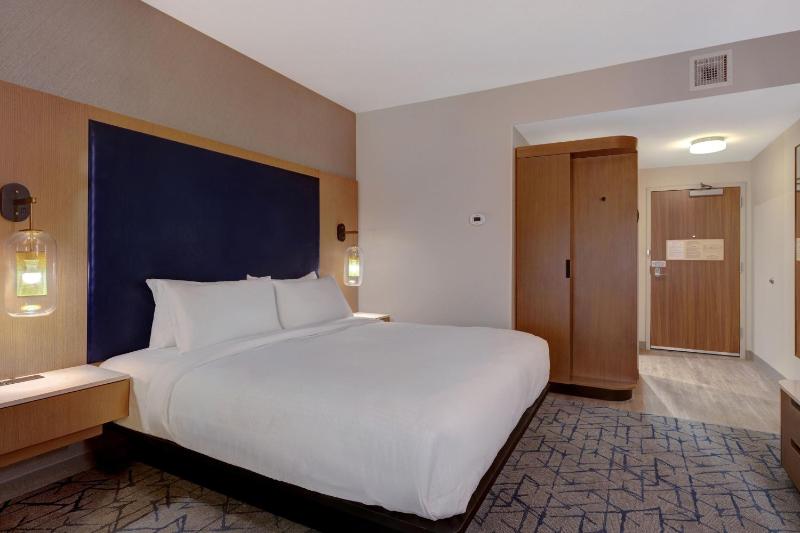 Fairfield Inn & Suites by Marriott Minneapolis Downtown - image 23