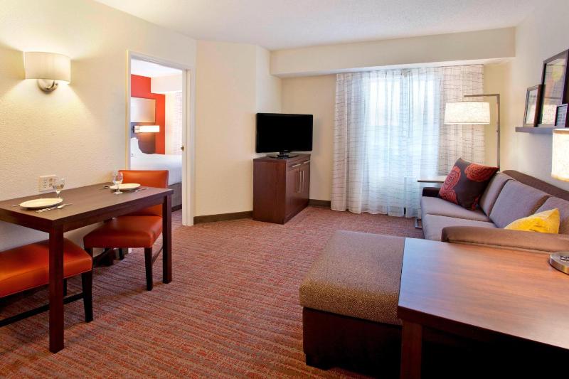 One-Bedroom Queen Suite with Sofa Bed image 4