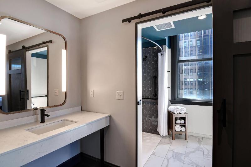 King Guest Room with City View image 2