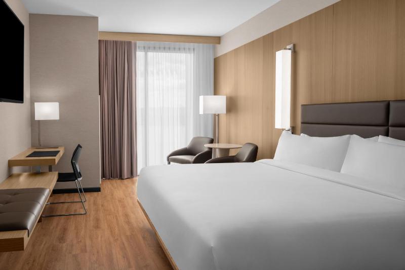 King Room image 3
