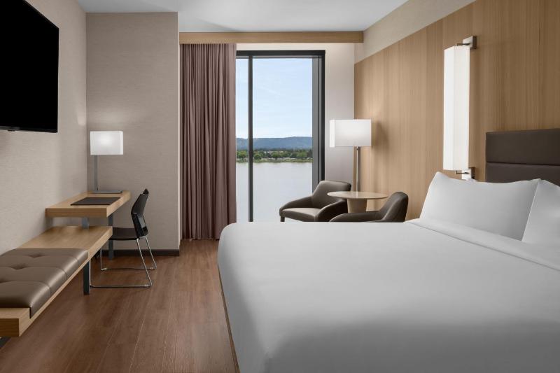 King Room with River View image 4