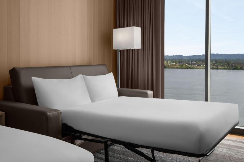 King room with Sofa Bed and River View image 3