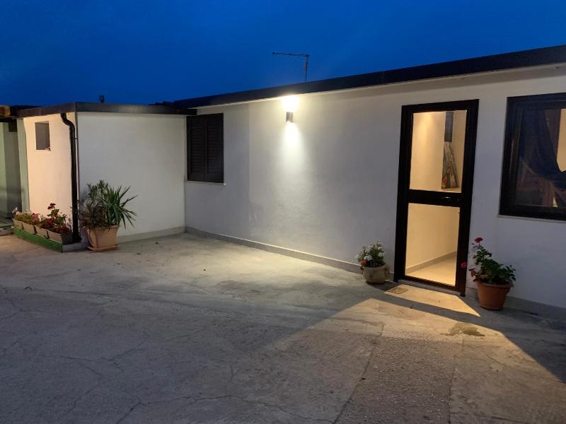 Casa con piscina e vista mare dal giardino - image 15