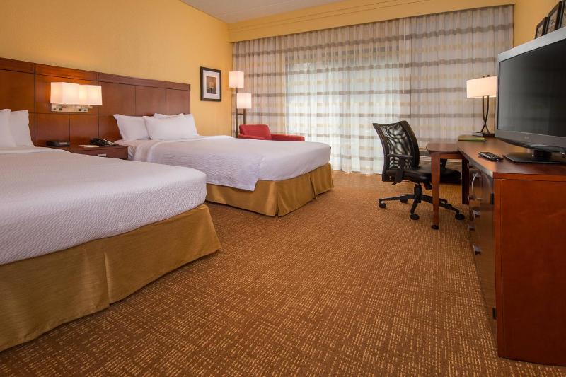 Queen Room with Two Queen Beds image 3