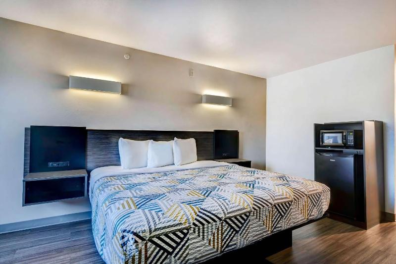 King Room - Non-Smoking image 3