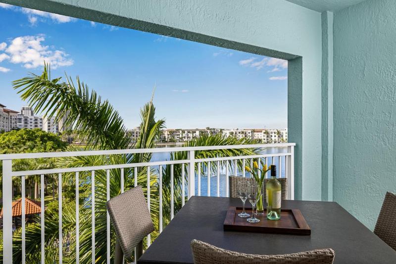 Two-Bedroom Villa with Balcony and Lake View image 4