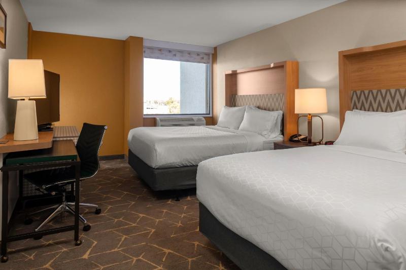 Premium Corner Queen Room image 4
