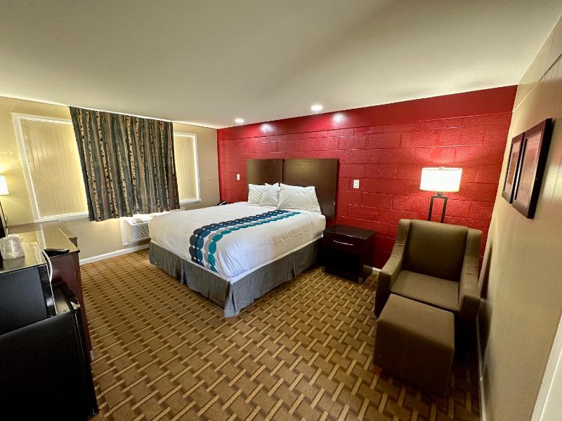 Standard King Room image 1