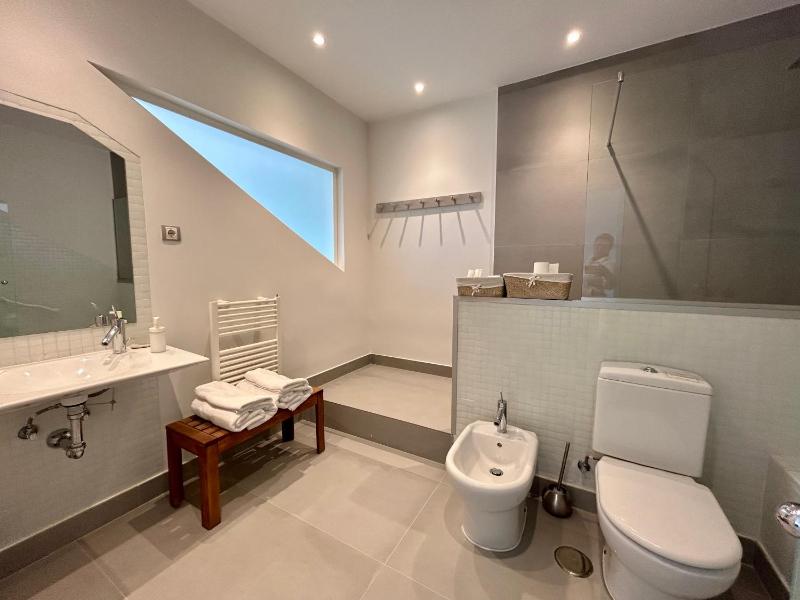 Queen Suite with Spa Bath image 1