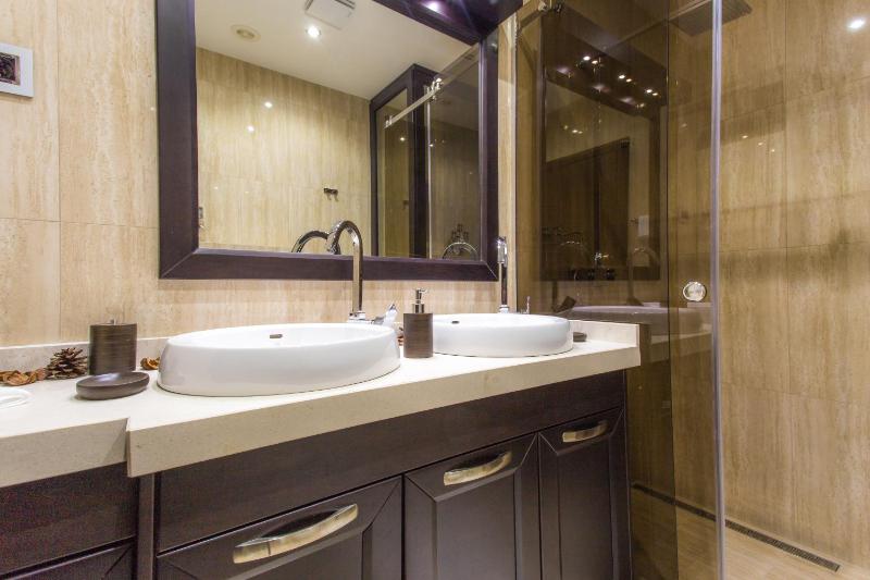 Superior One-Bedroom Apartment image 2