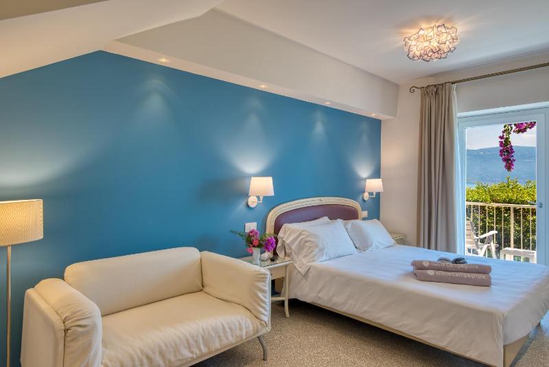 Classic Double Room with Lake View and Balcony image 1