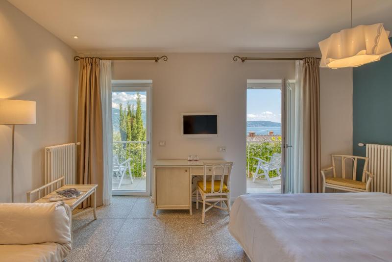 Classic Double Room with Lake View and Balcony image 4