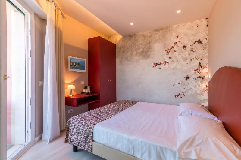 Comfort Double Room with Balcony and Lake View image 4