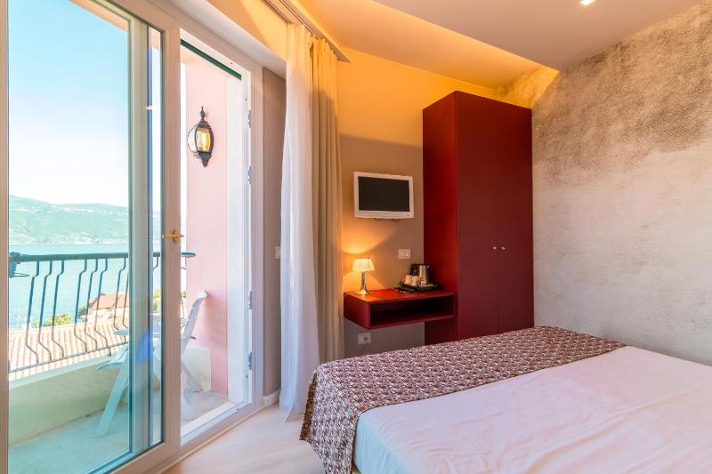 Comfort Double Room with Balcony and Lake View image 3