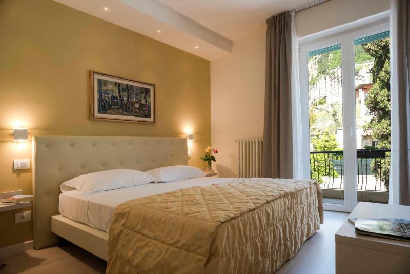 Double Room with Balcony image 2