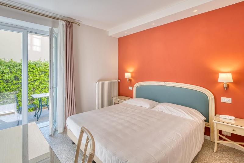 Double Room with Balcony image 4