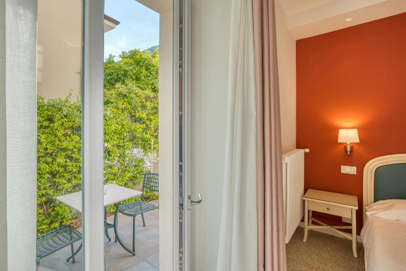 Double Room with Balcony image 3