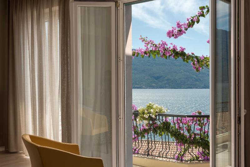 Suite with Balcony and Lake View image 4