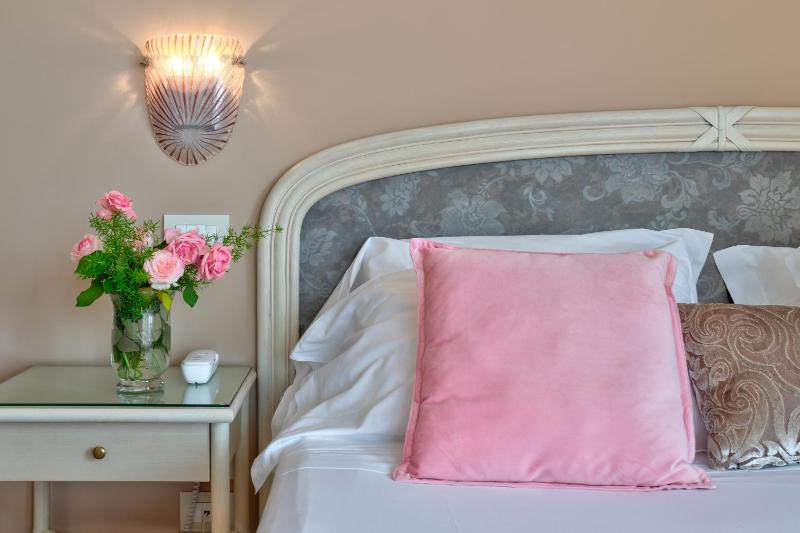 Junior Suite with Balcony and Lake View image 2