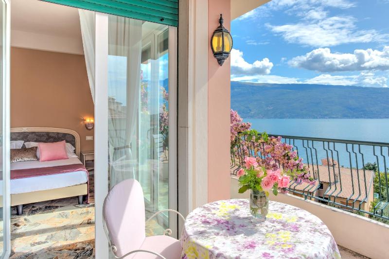 Junior Suite with Balcony and Lake View image 4