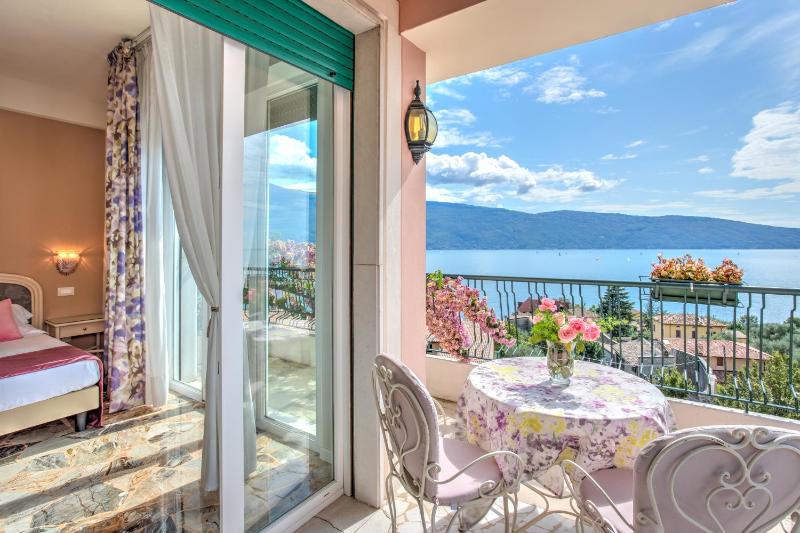 Junior Suite with Balcony and Lake View image 3