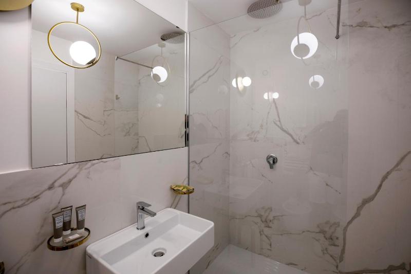 Standard Suite image 4