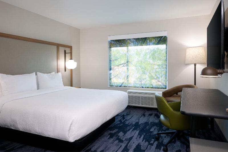 Standard King Room image 2