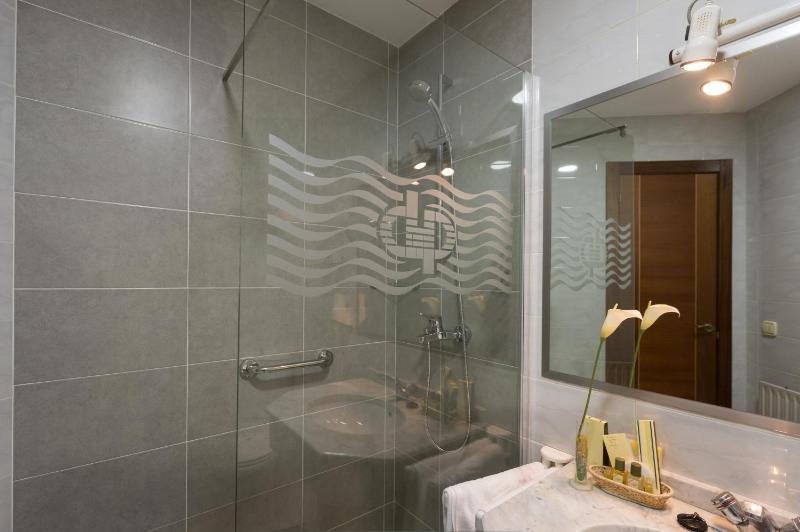 Double or Twin Room with Extra Bed image 3