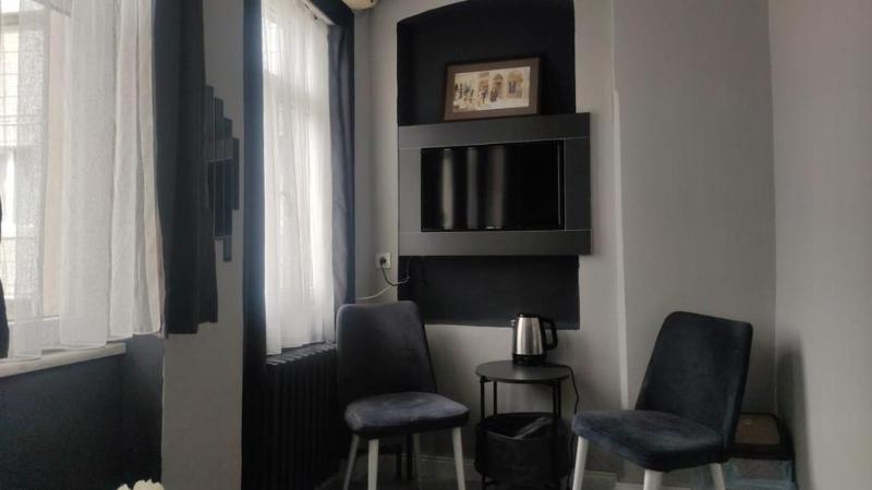 Family Room image 3