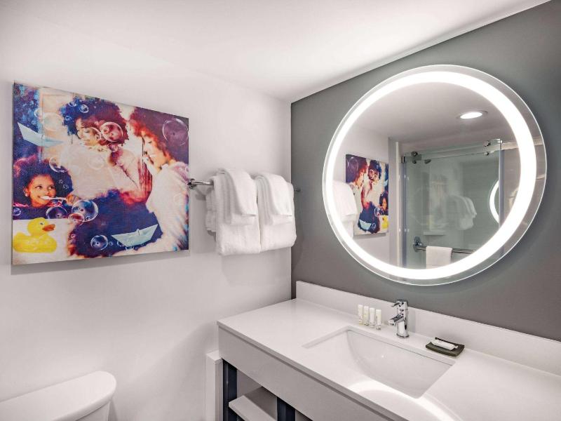 Business Queen Room with Two Queen Beds - Non-Smoking image 4