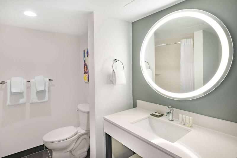 Business Queen Room with Two Queen Beds - Non-Smoking image 3