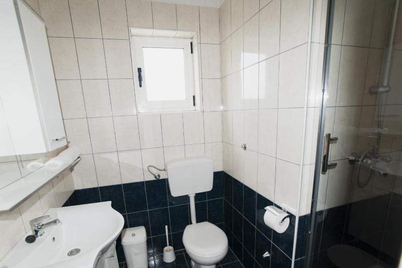 One-Bedroom Apartment with Balcony and Sea View image 3