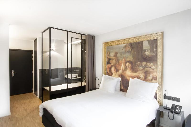 Superior Double Room with Air-conditioning and Cathedral View image 4