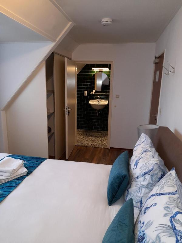 Standard Double Room image 2