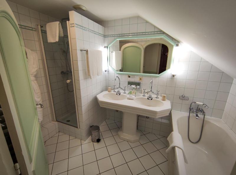 Junior Suite with Lake View image 3