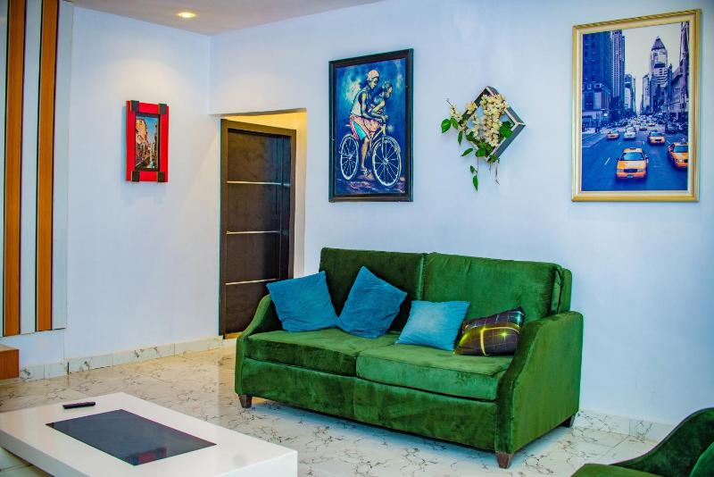 Spacious 2-bed Apt With 24hrs Power+ Unlimited Wi-Fi - image 2