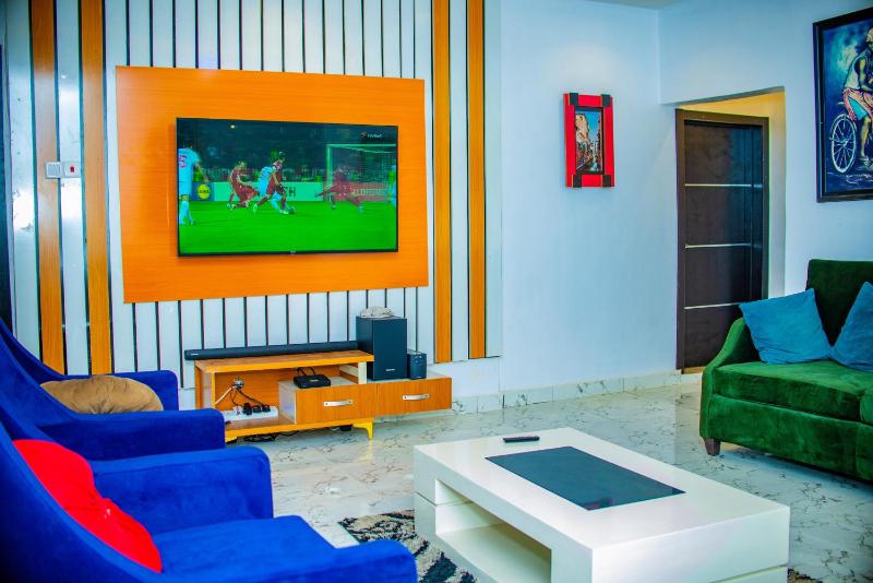 Spacious 2-bed Apt With 24hrs Power+ Unlimited Wi-Fi - image 1