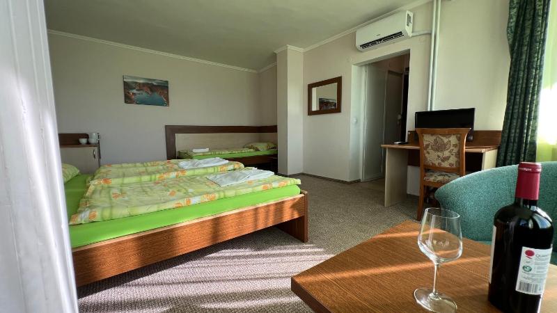 Deluxe Triple Room image 1