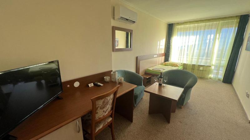 Deluxe Superior Suite with Balcony and mountain view image 2
