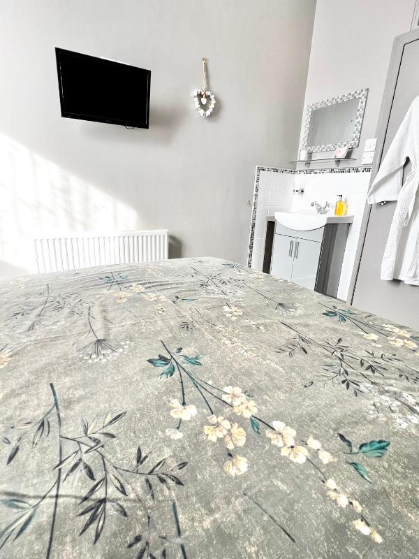 Single Room with Private External Bathroom image 3