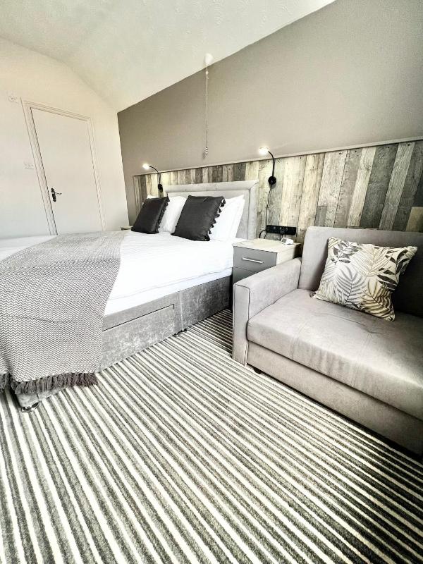 Large Double Room image 1