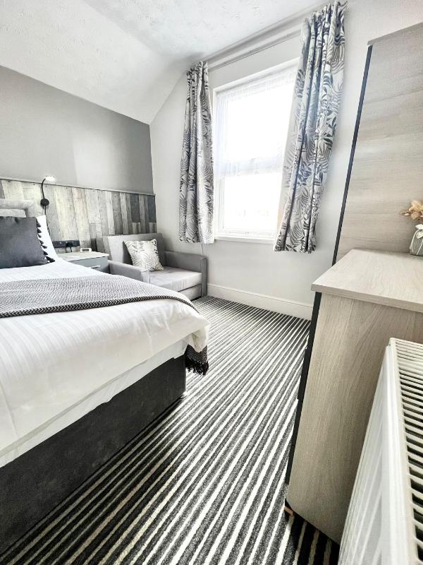 Large Double Room image 4