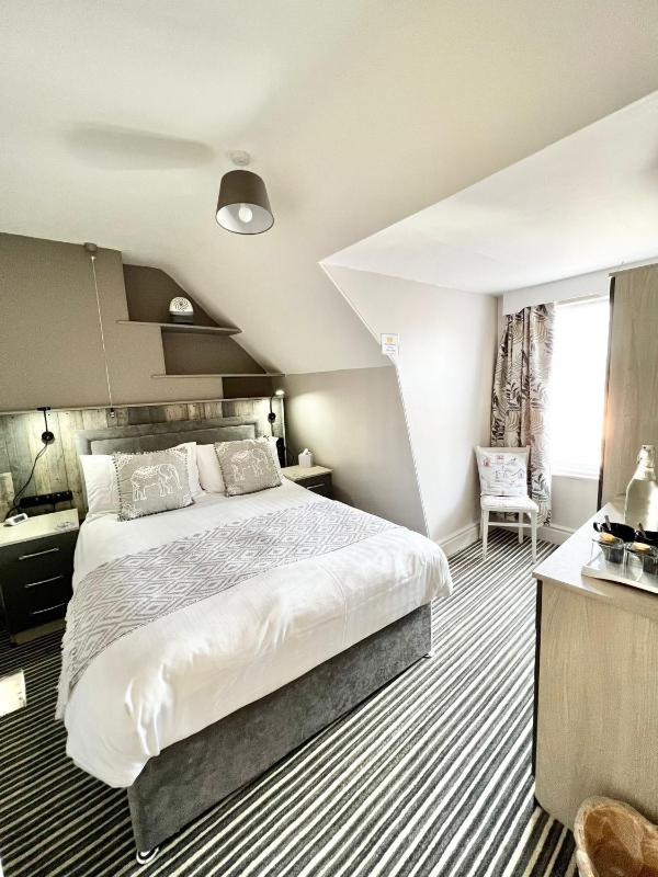 Double Room with Side Sea View image 1