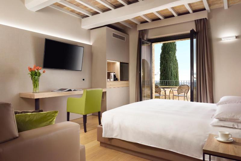 Suite with Balcony and Spa Access image 1