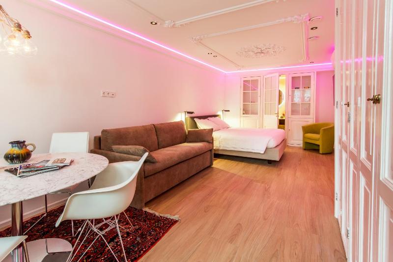 Amstel Corner Hotel - image 2