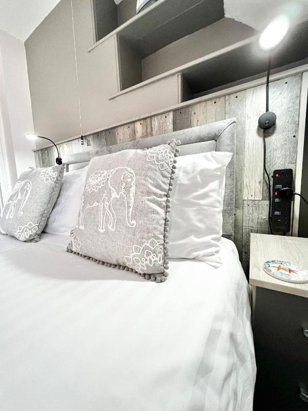 Double Room with Side Sea View image 4