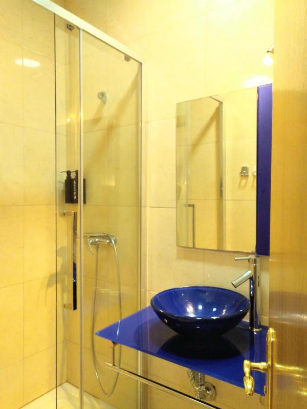 Double Room with Interior Window image 3