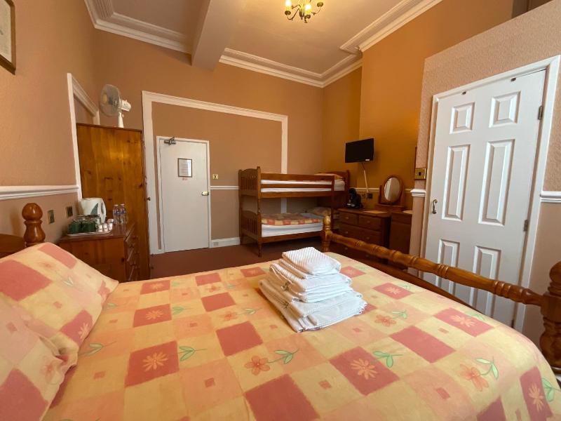 Family Room (2 Adults + 2 Children) image 3