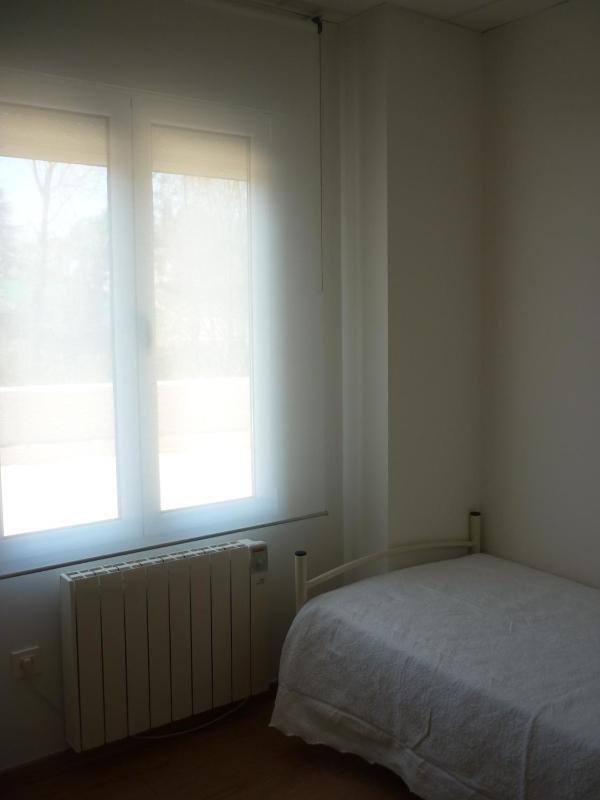 Single Room with Bathroom image 1